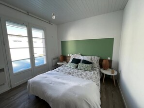 4 bedrooms, WiFi - Holiday Home 'Maison' with Private Terrace, Private Garden and Wi-Fi (Les Sables-d'Olonne)