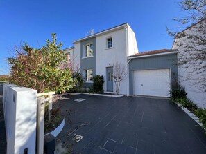 Exterior - Holiday Home 'Maison' with Private Terrace, Private Garden and Wi-Fi (Les Sables-d'Olonne)