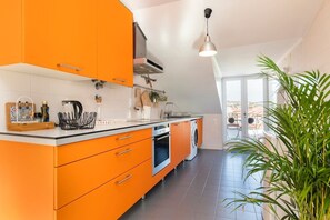Fridge, oven, stovetop, coffee/tea maker