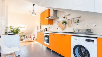 Fridge, oven, stovetop, coffee/tea maker