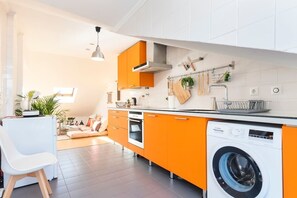 Fridge, oven, stovetop, coffee/tea maker