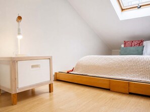 1 habitación, escritorio, tabla de planchar con plancha y cuna de viaje 