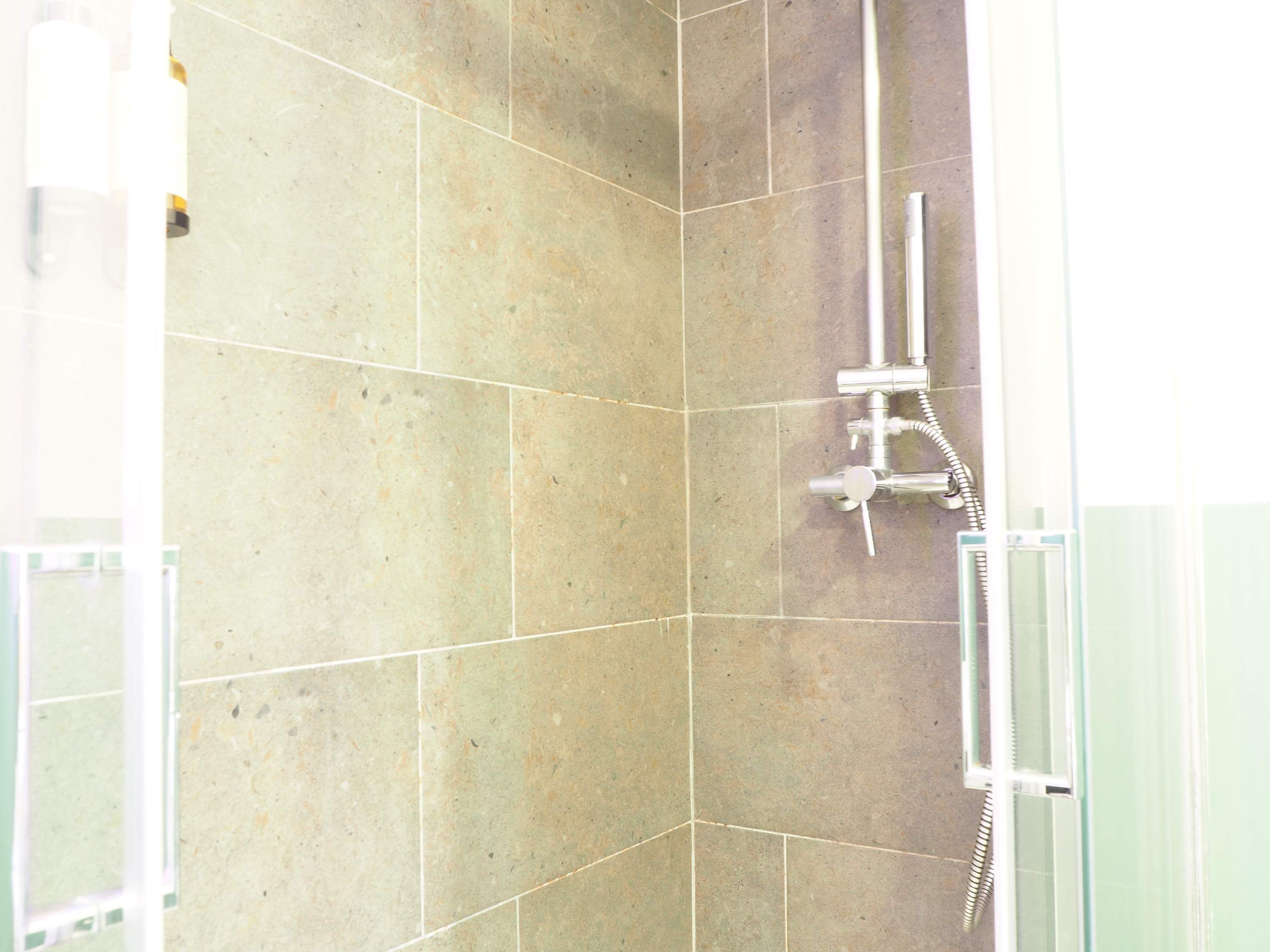Een douche, een haardroger, handdoeken, shampoo