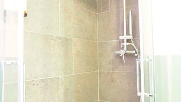 Een douche, een haardroger, handdoeken, shampoo