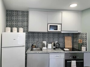 Réfrigérateur, four à micro-ondes, un four, surface de cuisson