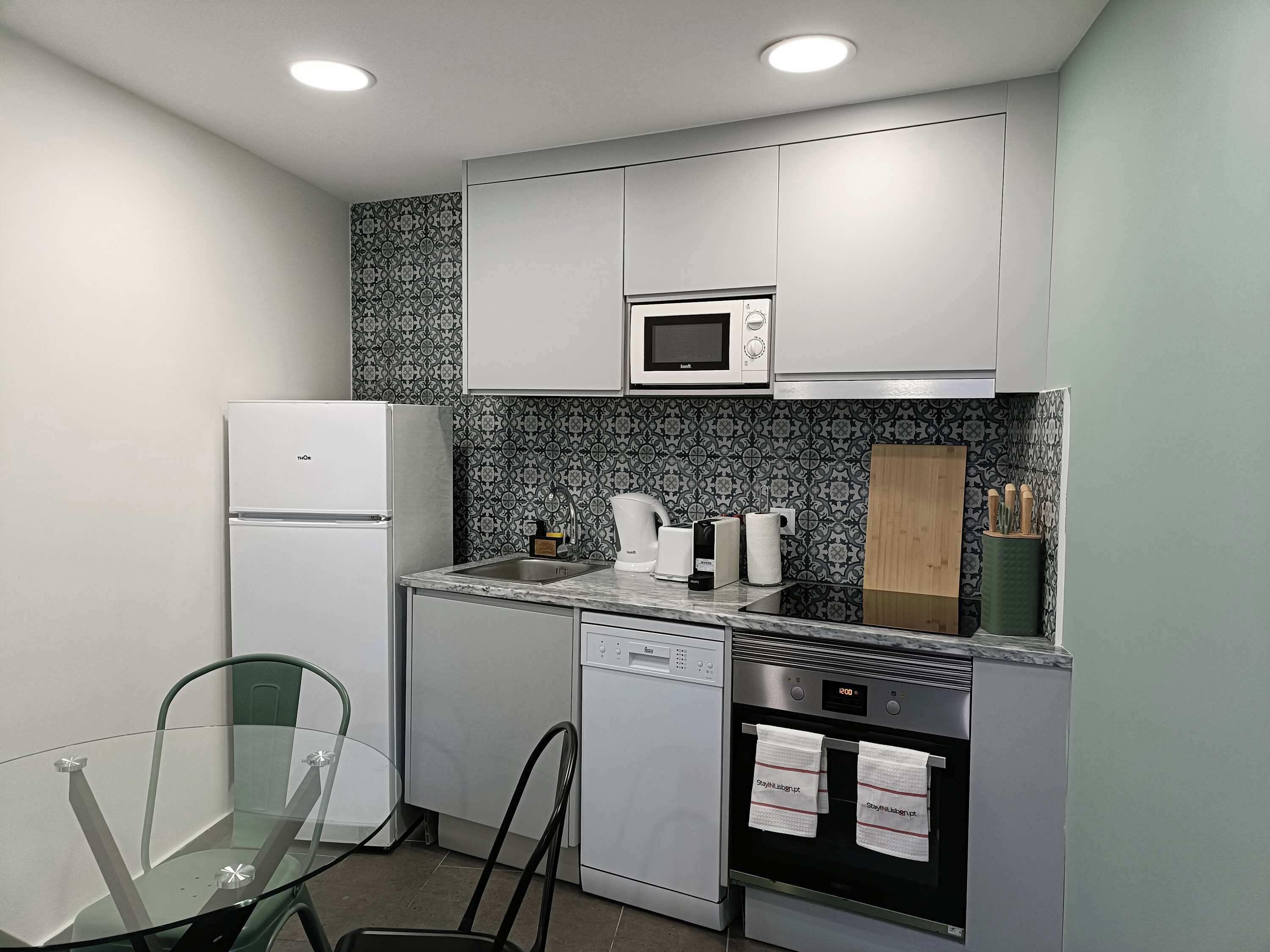 Geladeira, micro-ondas, fogão, cooktop