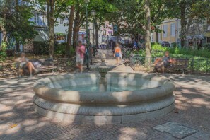 Outdoor spa tub - Ground-Floor 1BR Merces• Chiado •  Tram 28 (Lisboa)