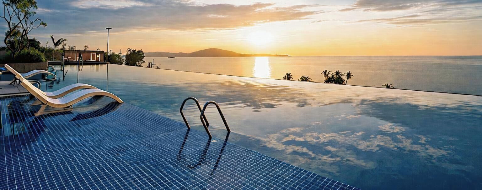 4 座室外游泳池，提供泳池遮陽傘和日光浴躺椅