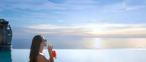 4 piscines extérieures, parasols de plage, chaises longues