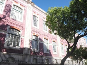 Exterior - Bright Lisbon Duplex • Parking • Walk to Chiado (Lisboa)