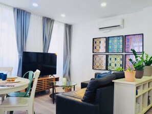 TV, offices - Bright Lisbon Duplex • Parking • Walk to Chiado (Lisboa)