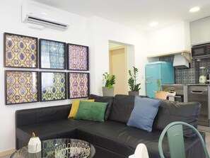 TV, offices - Bright Lisbon Duplex • Parking • Walk to Chiado (Lisboa)