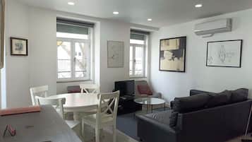 Televisie, boeken en een kantoor