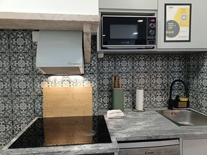 Réfrigérateur, micro-ondes, four, plaque de cuisson