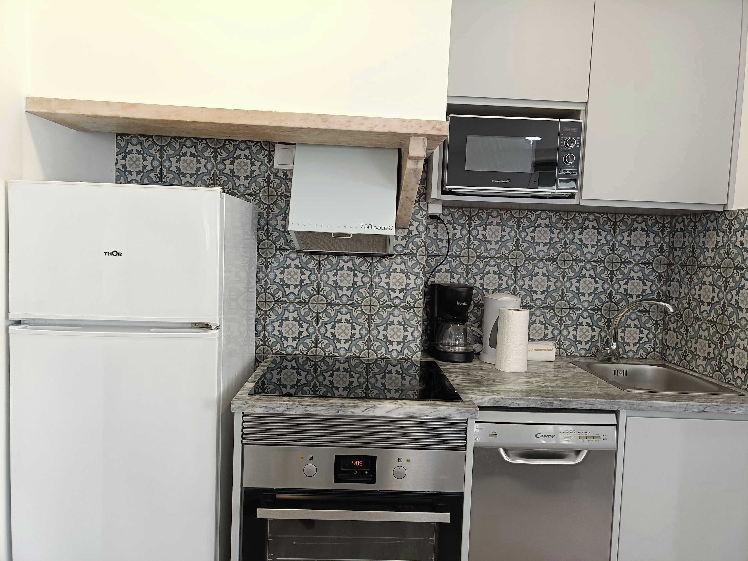 Kylskåp, mikrovågsugn, ugn och spishäll