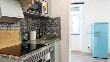 Een koelkast, een magnetron, een oven, een kookplaat