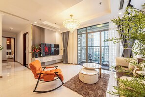 Familjelägenhet - 3 sovrum - balkong - utsikt mot staden | Allergitestade sängkläder, minibar, individuell inredning och skrivbord