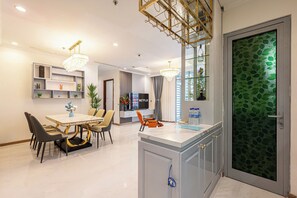 Familjelägenhet - 3 sovrum - balkong - utsikt mot staden | Allergitestade sängkläder, minibar, individuell inredning och skrivbord