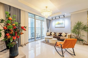 Apartament familiar, 3 dormitoris, balcó, vistes a la ciutat | Sala d'estar | Televisor LCD de 43 polzades amb canals per satèl·lit i llar de foc