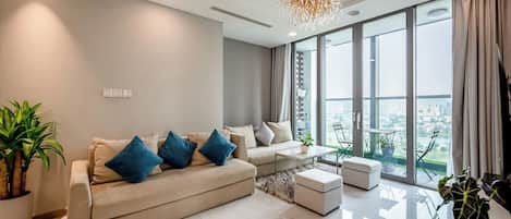 Appartement Panoramique, 3 chambres, balcon, vue ville | Literie hypoallergénique, minibar, décoration personnalisée, bureau