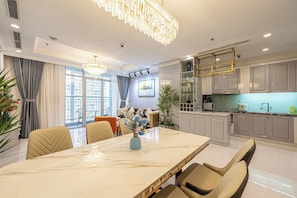 Apartament familiar, 3 dormitoris, balcó, vistes a la ciutat | Bany | Combinació de dutxa i banyera, assecador de cabells i sabatilles