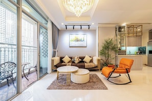 Apartament familiar, 3 dormitoris, balcó, vistes a la ciutat | Roba de llit hipoal·lergògena, minibar i decoració individual