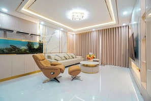 Panoramic Apartment, 3 Bedrooms, Balcony, City View | Hypo-allergenic bedding, minibar, individually decorated, desk