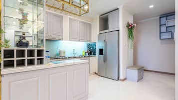 Apartamento familiar, 3 habitaciones, balcón, vistas a la ciudad | Ropa de cama hipoalergénica, minibar, decoración individual y escritorio