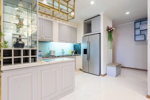 Familjelägenhet - 3 sovrum - balkong - utsikt mot staden | Allergitestade sängkläder, minibar, individuell inredning och skrivbord