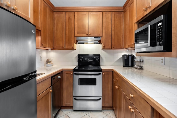 Fridge, microwave, oven, stovetop