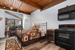 1 habitación, acceso a internet y ropa de cama