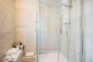 Chuveiro, secador de cabelo, toalhas de banho, sabonete