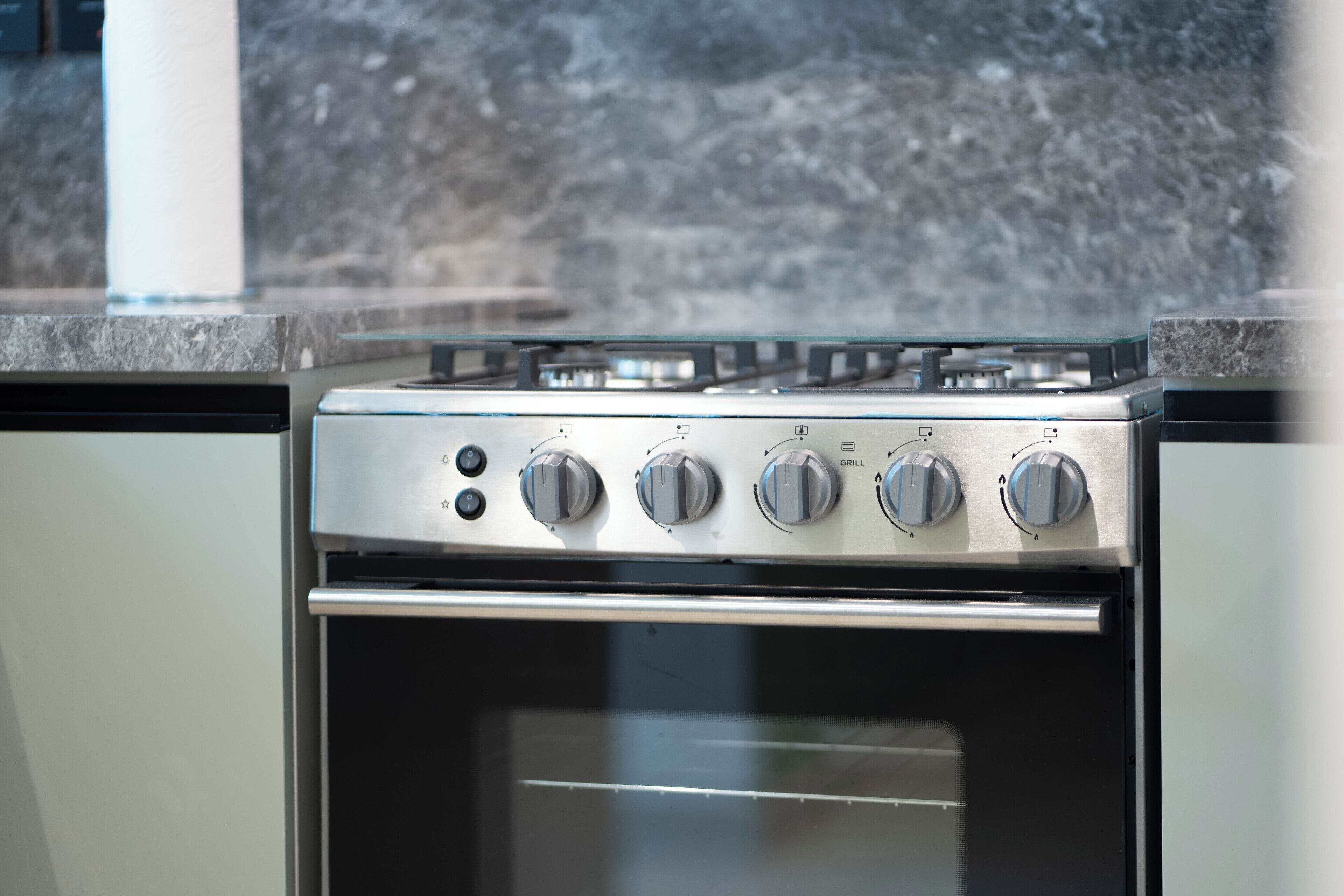 Una cocina con estufa y horno de acero inoxidable.