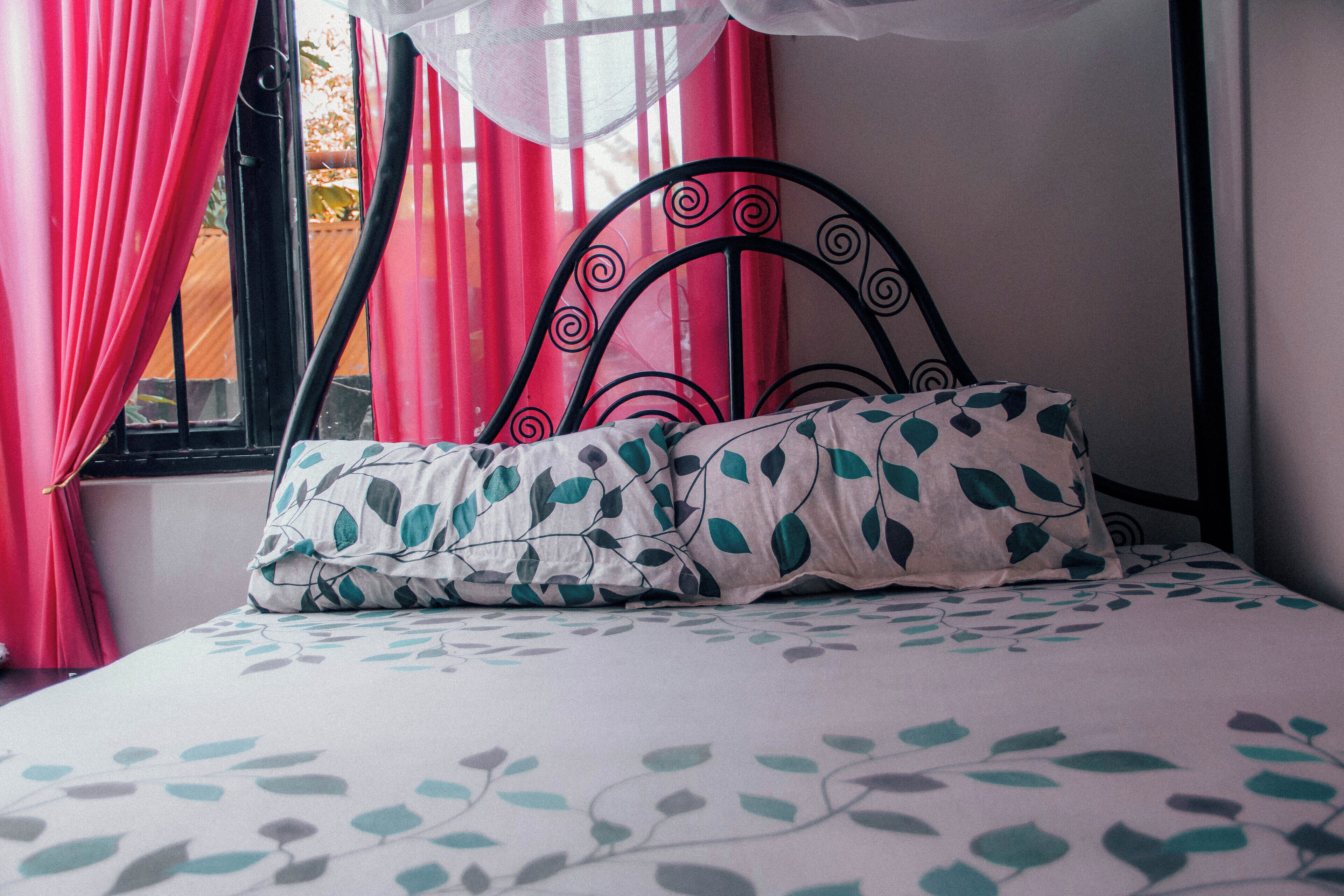 Comfort tweepersoonskamer | Een bureau, verduisterende gordijnen, een strijkplank/strijkijzer