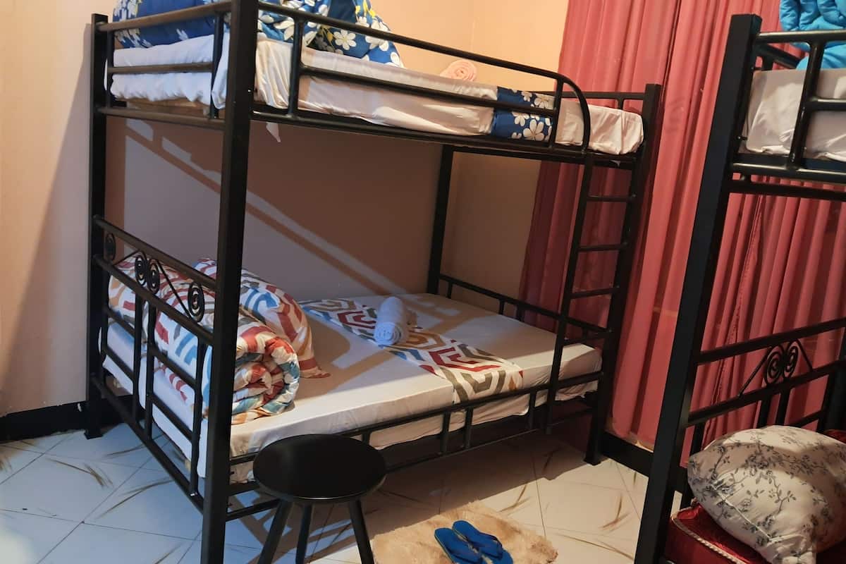 Dormitório compartilhado conforto | Escrivaninha, cortinas blackout, ferros/tábuas de passar roupa