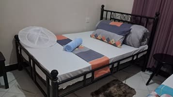 Comfort slaapzaal | Een bureau, verduisterende gordijnen, een strijkplank/strijkijzer