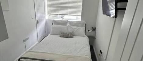 1 dormitorio, tabla de planchar con plancha, wifi y ropa de cama