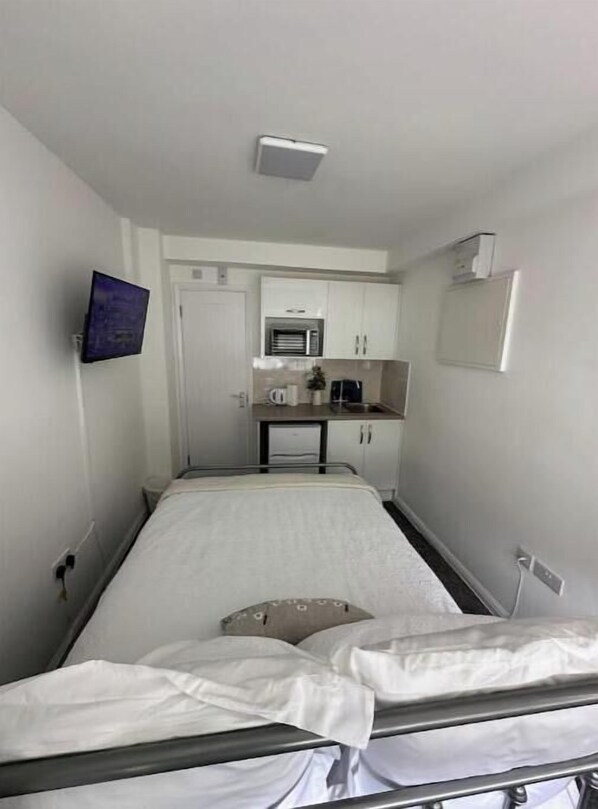 Een strijkplank/strijkijzer, wifi, beddengoed