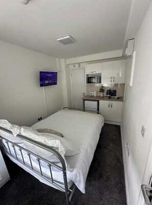 Een strijkplank/strijkijzer, wifi, beddengoed
