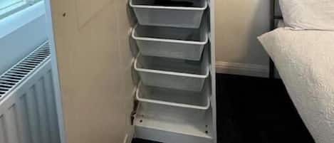 1 habitación, tabla de planchar con plancha, wifi y ropa de cama
