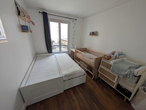 2 bedrooms, iron/ironing board, WiFi, bed sheets