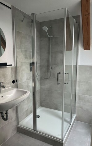 Dusche, Haartrockner, Handtücher, Seife