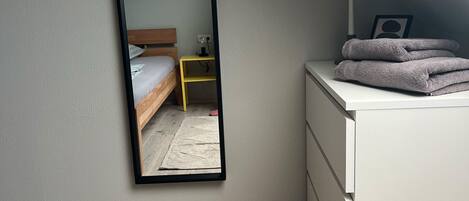 1 habitación, tabla de planchar con plancha, cuna de viaje y wifi