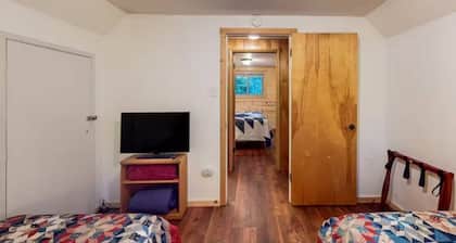 Blue Meadow Cottage-5 mins from the lake!