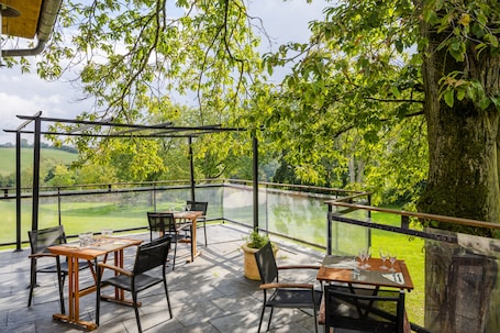 Terrace/patio. Les Lavandières de Fontaine