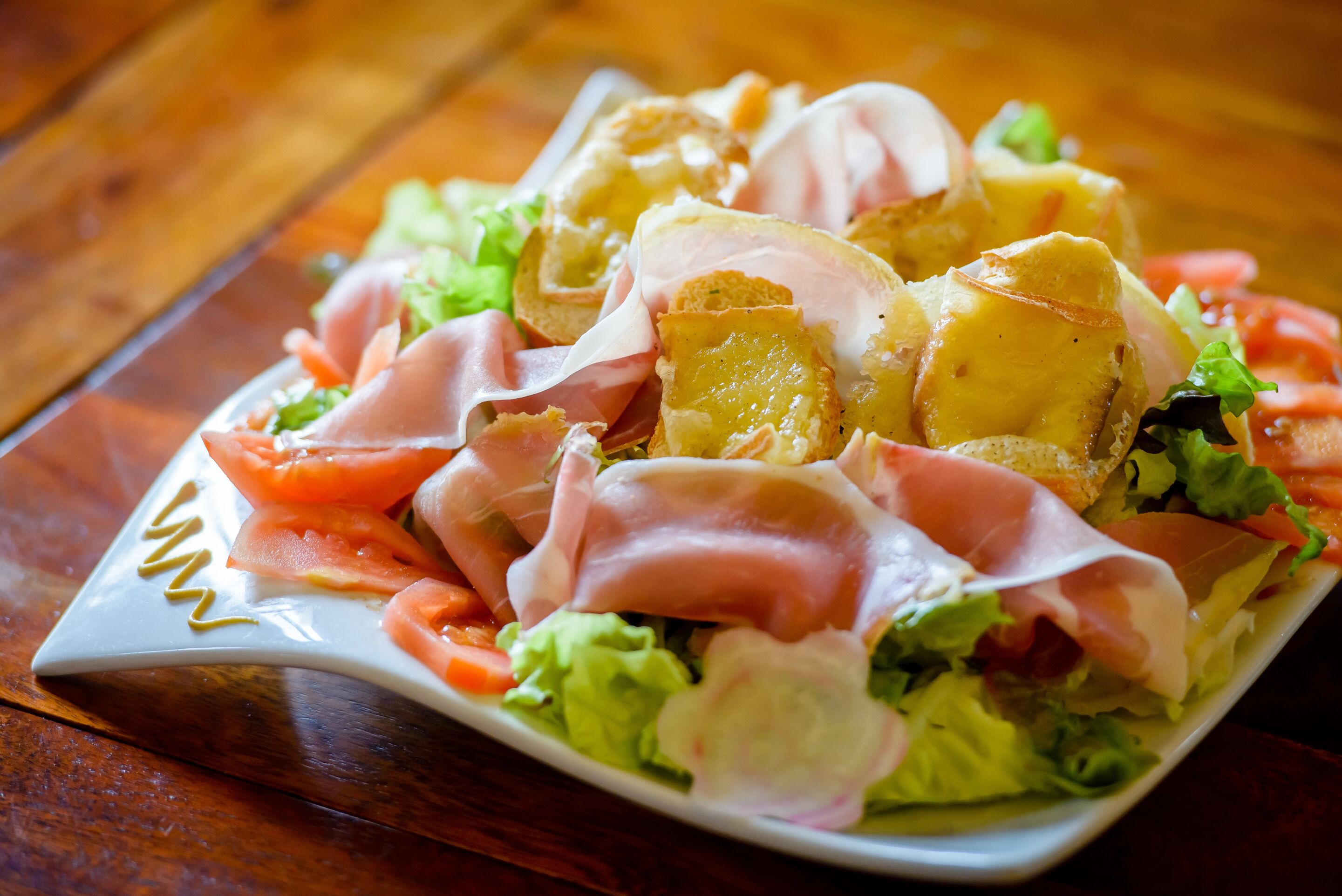 Un plato de comida con diversos ingredientes.