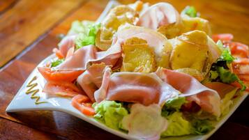 Un plato de comida con diversos ingredientes.