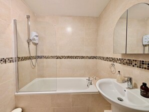 Douche, sĂšche-cheveux, serviettes fournies, shampoing
