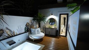 Doppelzimmer, Terrasse | Wohnbereich | Fernseher