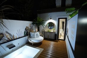 Tweepersoonskamer, terras | Woonruimte | Televisie